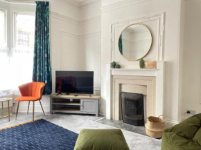 Spacious Victorian for 10 across Royal Infirmary with FREE PARKING
